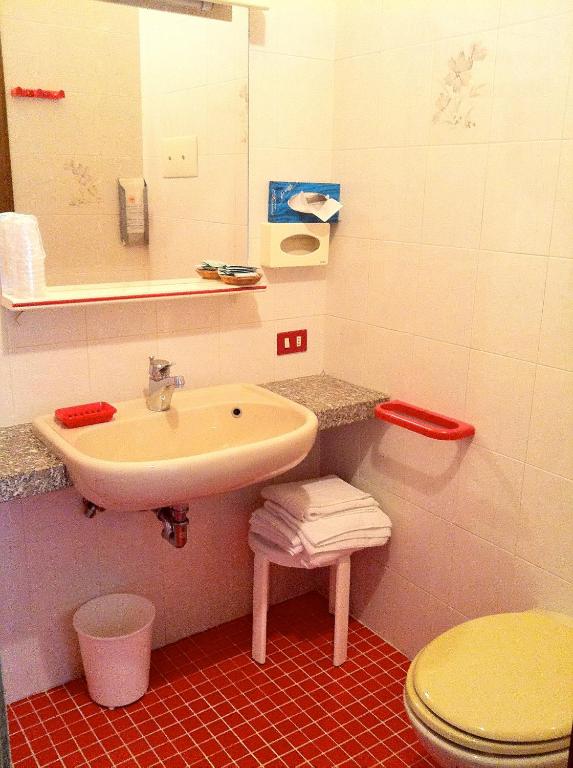 Koupelna v ubytování Albergo Isetta