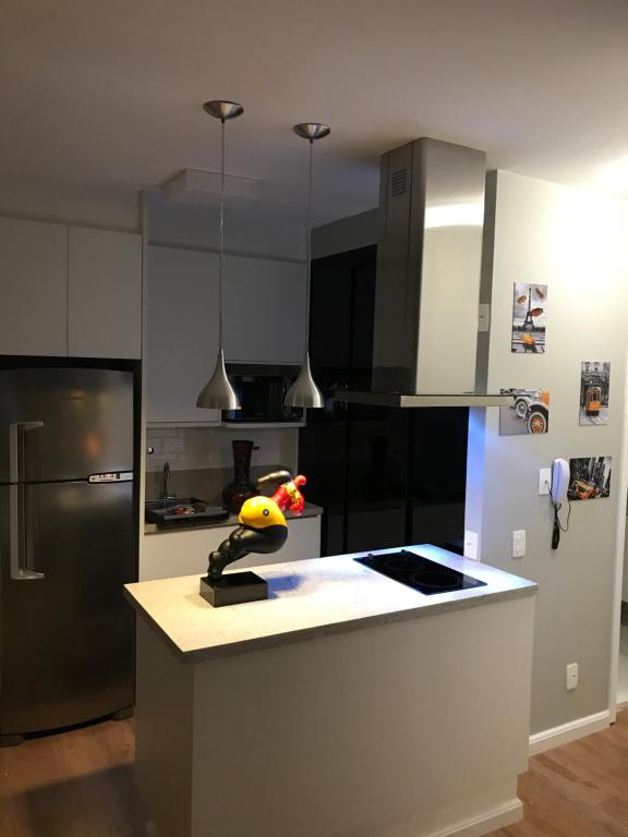 A cozinha ou cozinha compacta de Moderno Apartamento no Coração do Brooklin