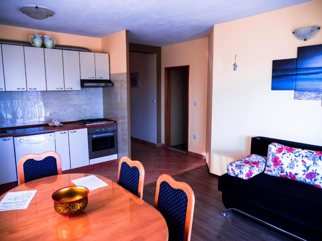 - une cuisine et une salle à manger avec une table et un canapé dans l'établissement Apartment Sunshine, Sunrise, Sunset, à Kaštela