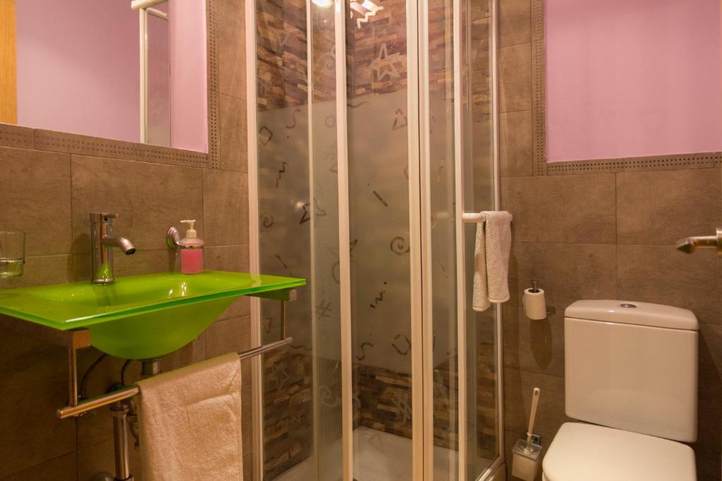 Koupelna v ubytování Aiestaenea Apartamentos Rurales