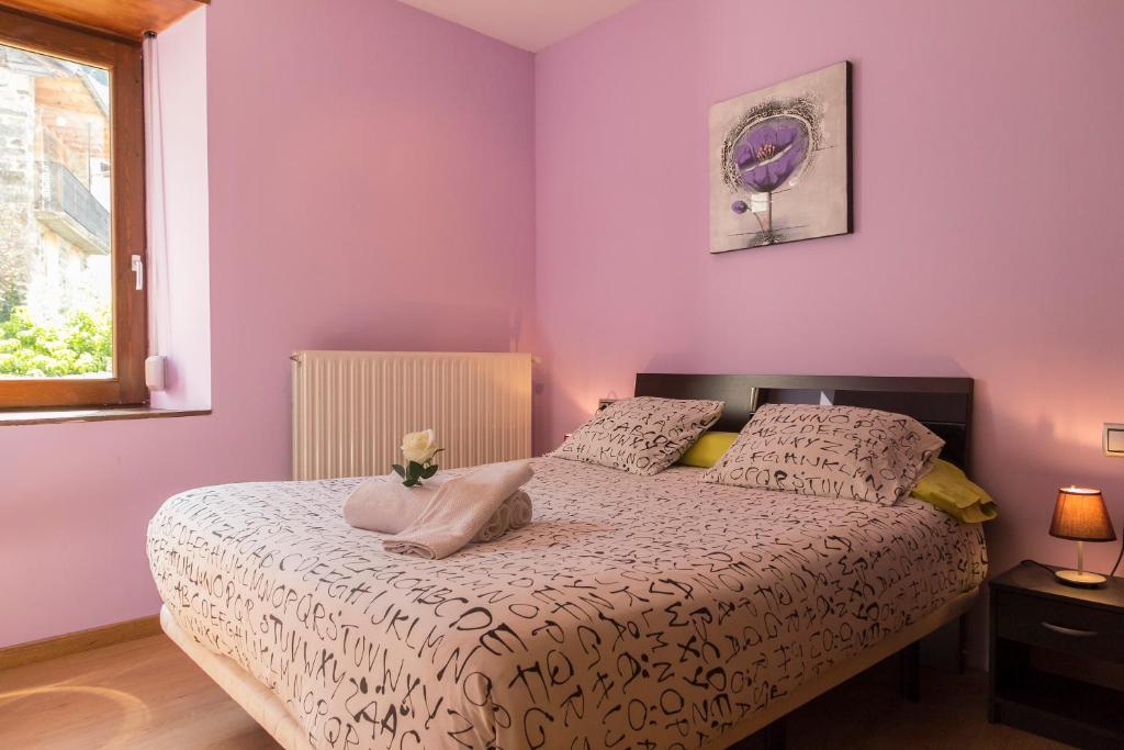 Postel nebo postele na pokoji v ubytování Aiestaenea Apartamentos Rurales