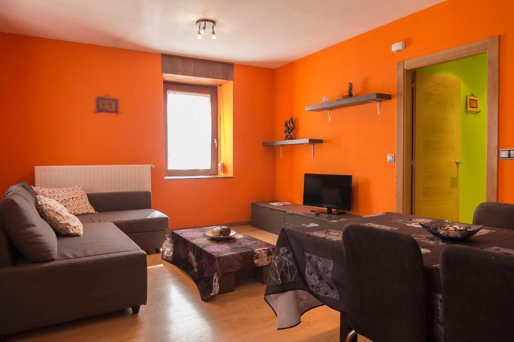 Posezení v ubytování Aiestaenea Apartamentos Rurales