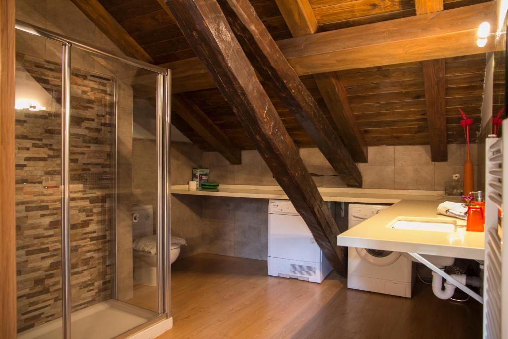 Koupelna v ubytování Aiestaenea Apartamentos Rurales