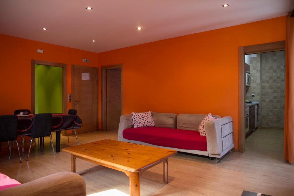 Posezení v ubytování Aiestaenea Apartamentos Rurales
