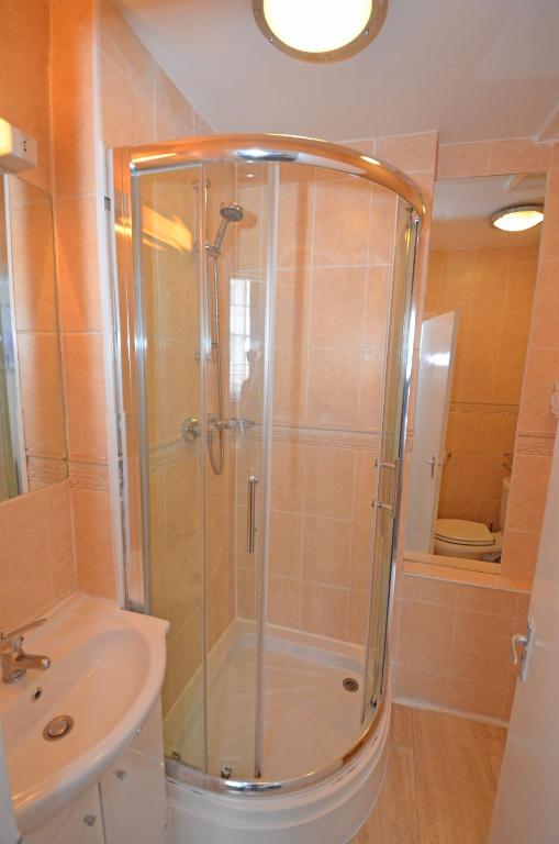 
Twin Room with Private Bathroom
