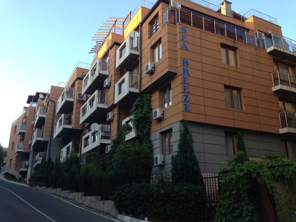 un edificio al lado de una calle en Sea Breeze, en Sveti Vlas