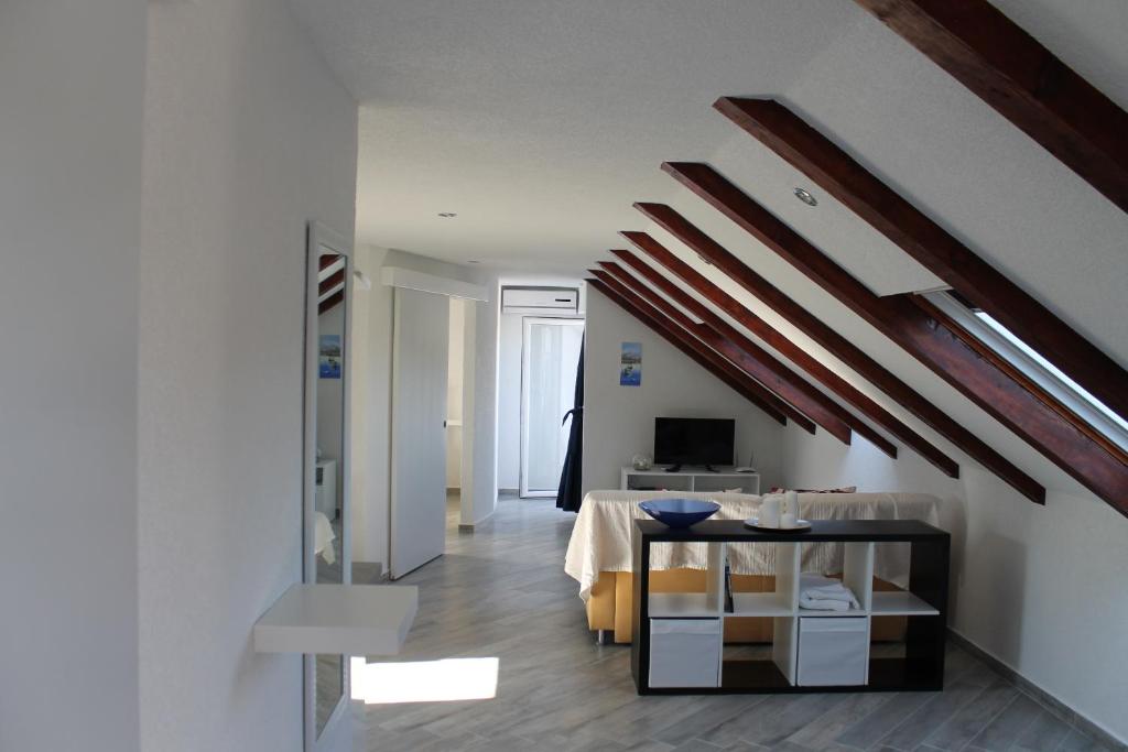 TV a/nebo společenská místnost v ubytování Apartments Yerkovic
