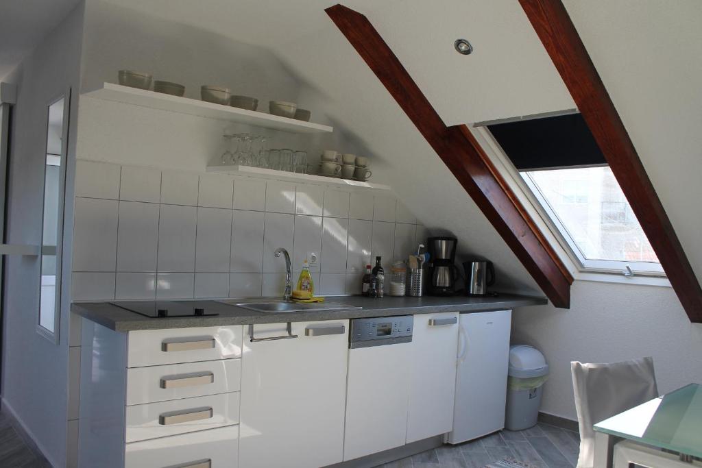 Kuchyň nebo kuchyňský kout v ubytování Apartments Yerkovic