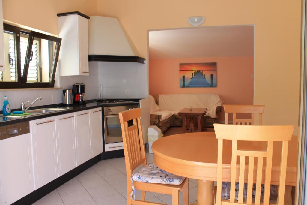 Kuchyň nebo kuchyňský kout v ubytování Apartments Yerkovic