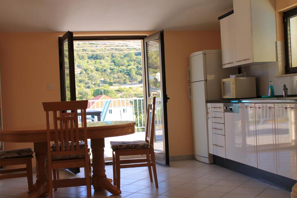 Kuchyň nebo kuchyňský kout v ubytování Apartments Yerkovic