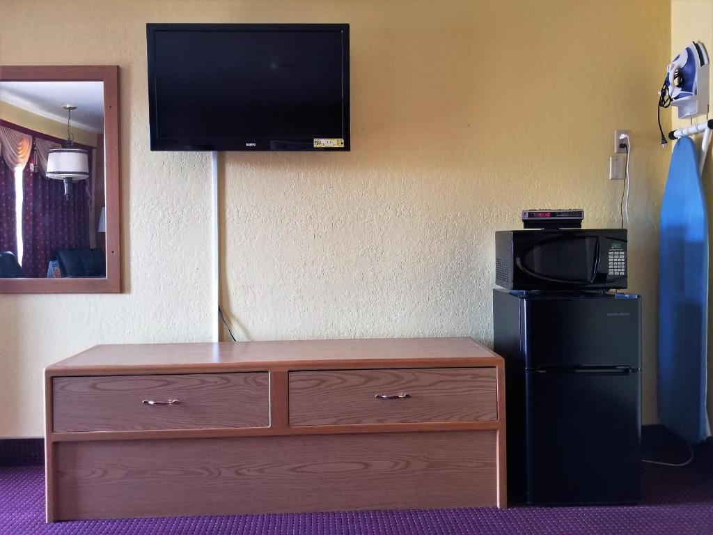 TV a/nebo společenská místnost v ubytování Regency Inn