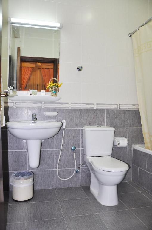 Koupelna v ubytování Safeer Hotel Suites
