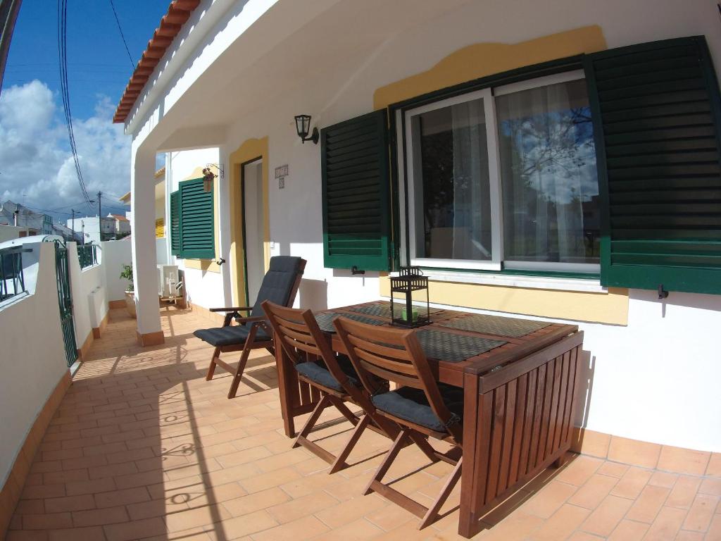 a patio with a table and chairs on a balcony at Villa Figueira in Portimão