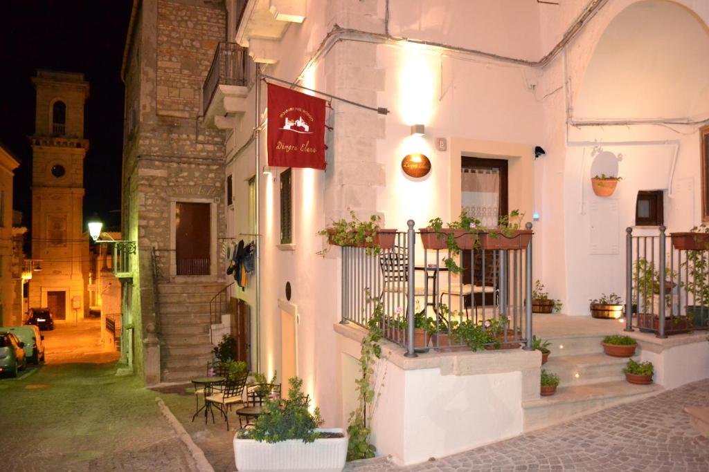 een gebouw met potplanten en een vlag erop bij Dormire nel Borgo in Bovino