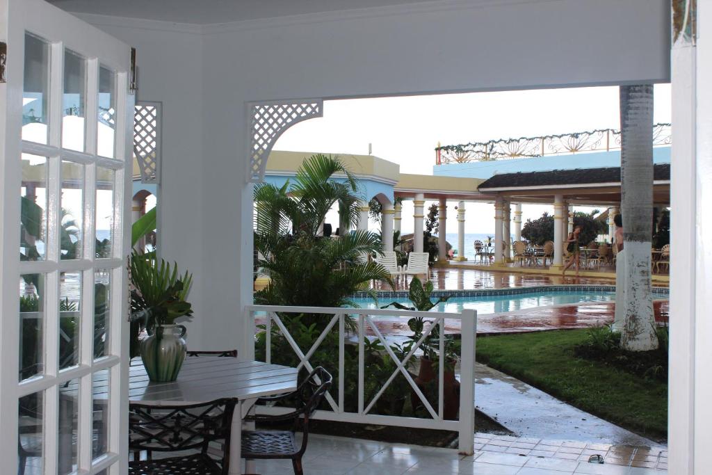 Bazén v ubytování Beachcomber Club Resort nebo v jeho okolí