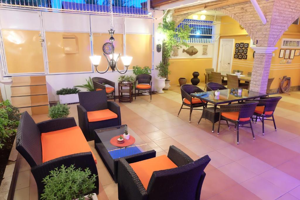 Posezení v ubytování Little Norway Guesthouse - Mactan Cebu International Airport