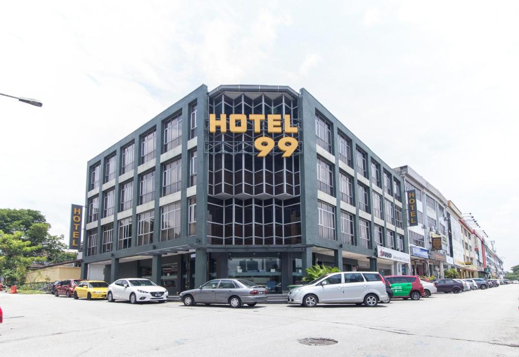 八打灵再也Hotel 99 Kelana Jaya (PJ)的停车场停着汽车的酒店