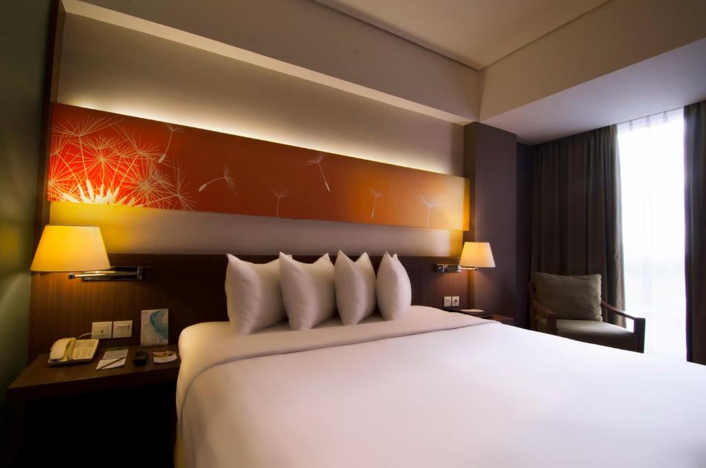 Postel nebo postele na pokoji v ubytování Soll Marina Hotel Serpong