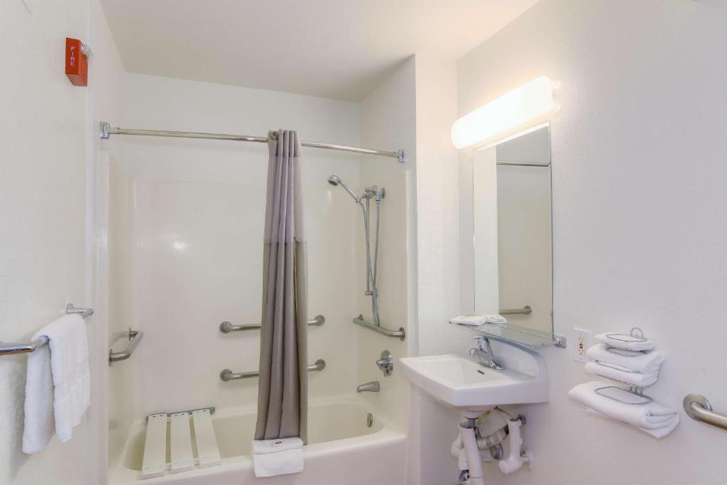 Vagabond Inn Sylmar - Standard Room - Disability Access
