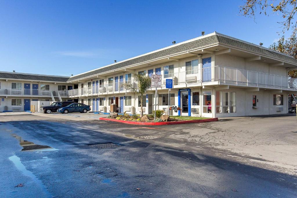 un estacionamiento frente a un edificio en Motel 6 Hayward, CA- East Bay en Hayward