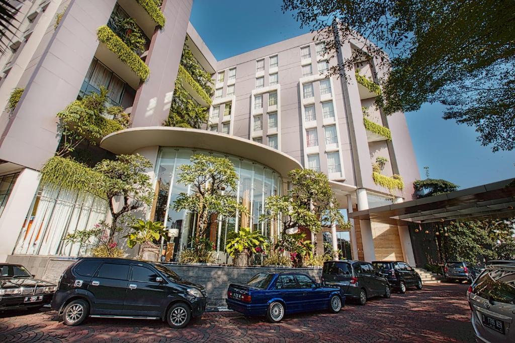 un edificio con coches estacionados frente a él en Soll Marina Hotel Serpong en Serpong