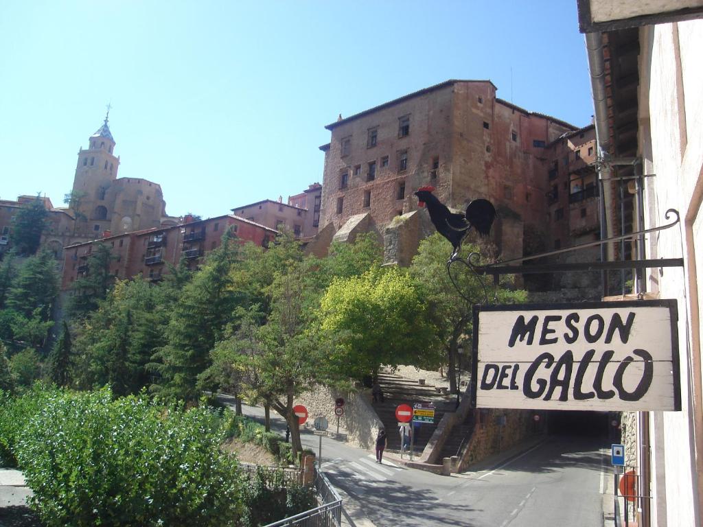 un panneau pour un musée de la porcelaine sur le côté d'un bâtiment dans l'établissement Hotel Mesón del Gallo, à Albarracín