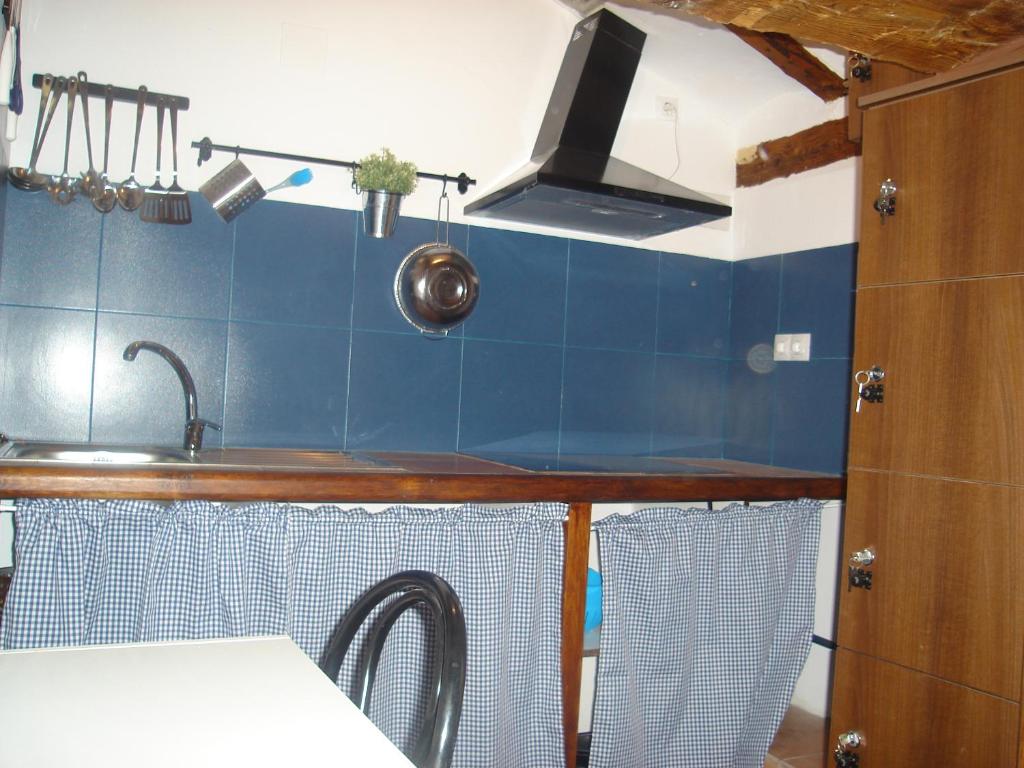 Kuchyň nebo kuchyňský kout v ubytování Hotel Mesón del Gallo