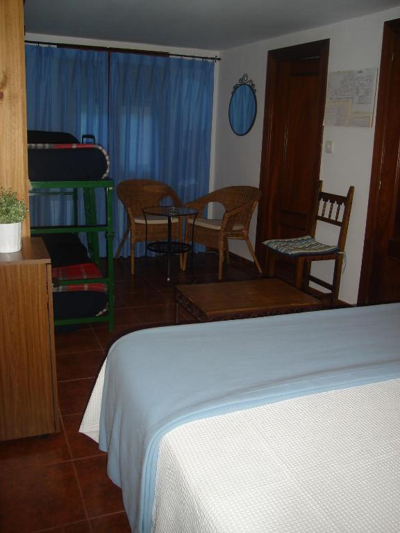 Postel nebo postele na pokoji v ubytování Hotel Mesón del Gallo
