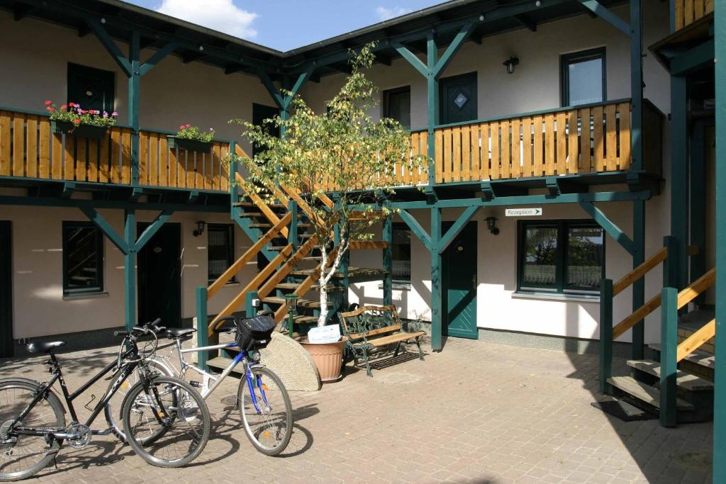 two bikes parked in front of a building at Pension zum Yachthafen in Waren