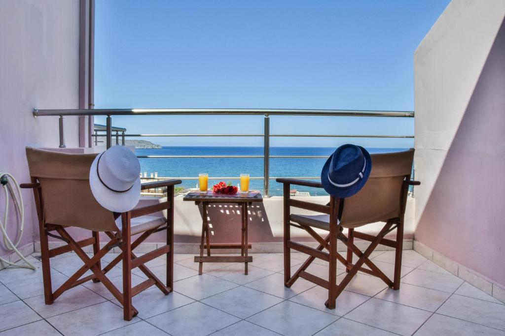 Un comedor con vista al mar en Rubini Homes, en Agia Marina de Nea Kydonia