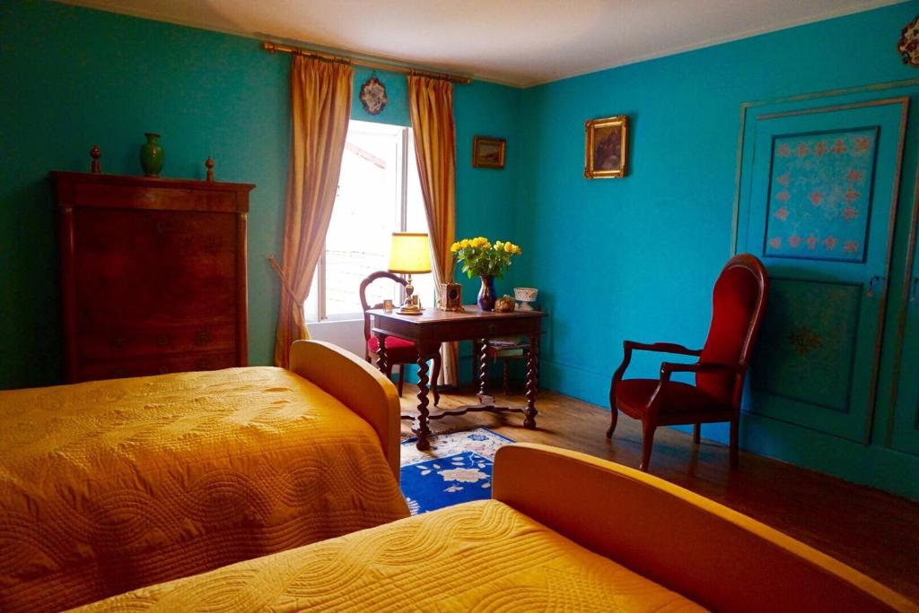 una camera da letto con un letto, una scrivania e una finestra di Presbytere a Sauville