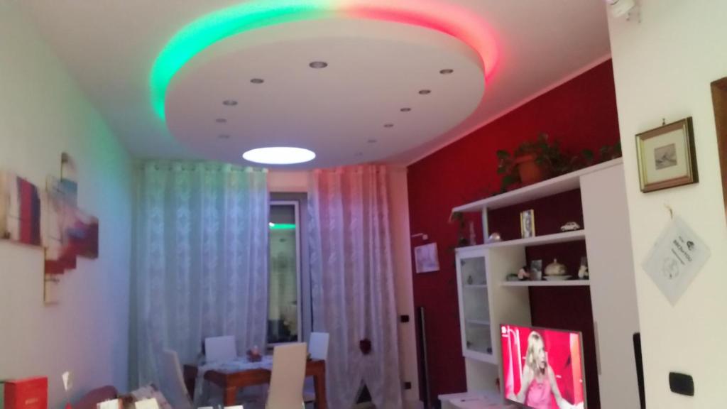 een kamer met een plafond met een regenboog erop bij BBCinecitta4YOU in Rome