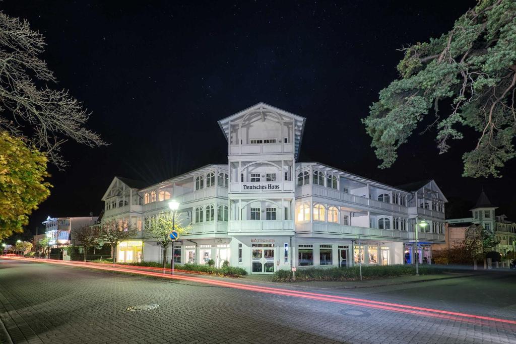 ビンツにあるDeutsches Hausの夜間の大きな白い建物