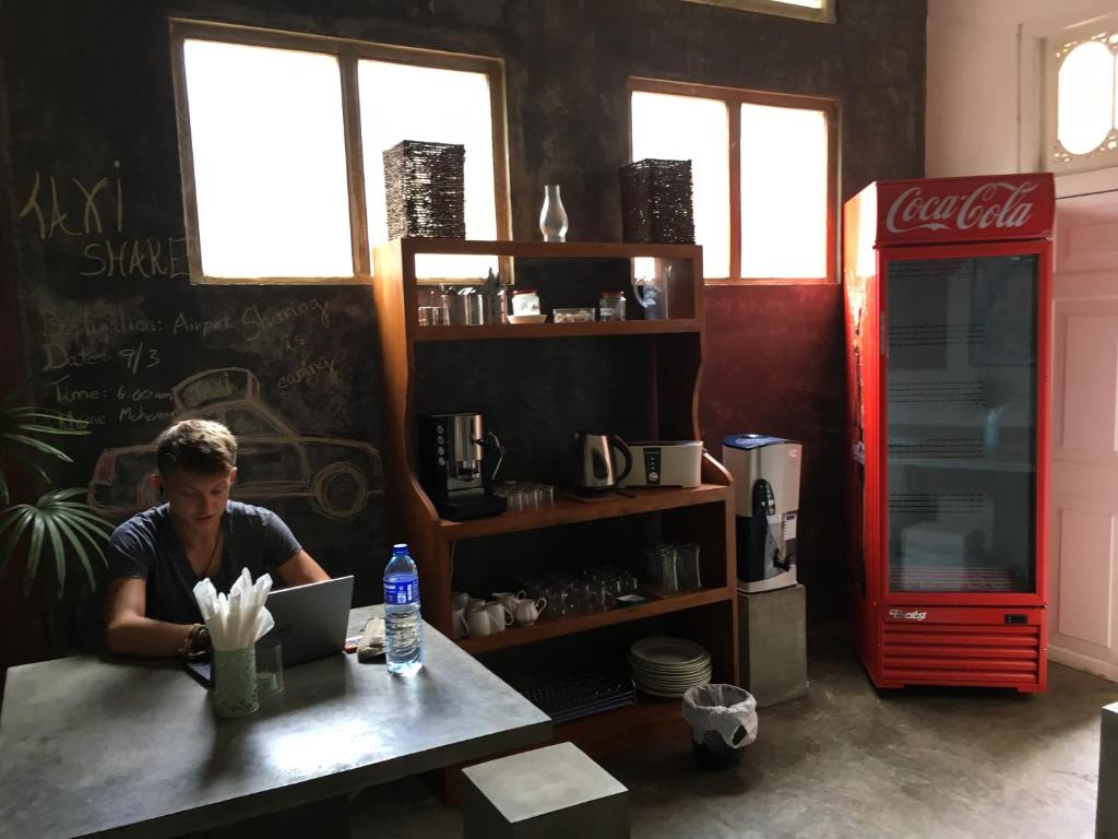 Příslušenství pro přípravu čaje a kávy v ubytování Colombo Beach Hostel