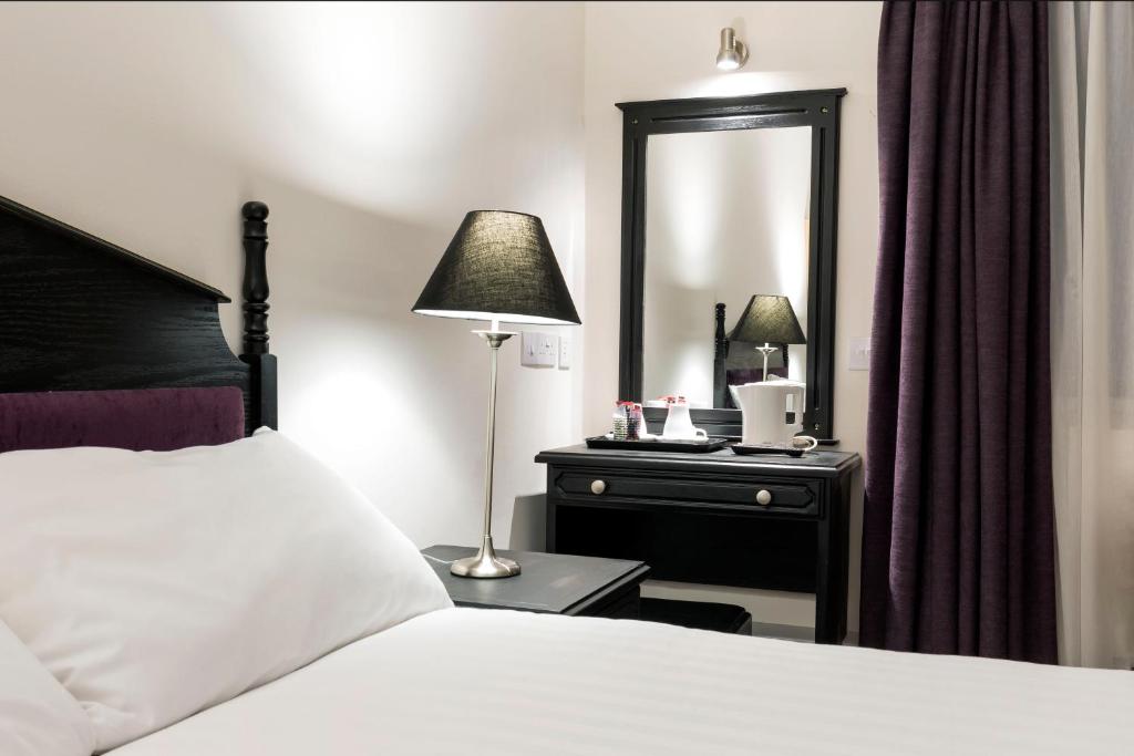Postel nebo postele na pokoji v ubytování Ivy Tower Hotel