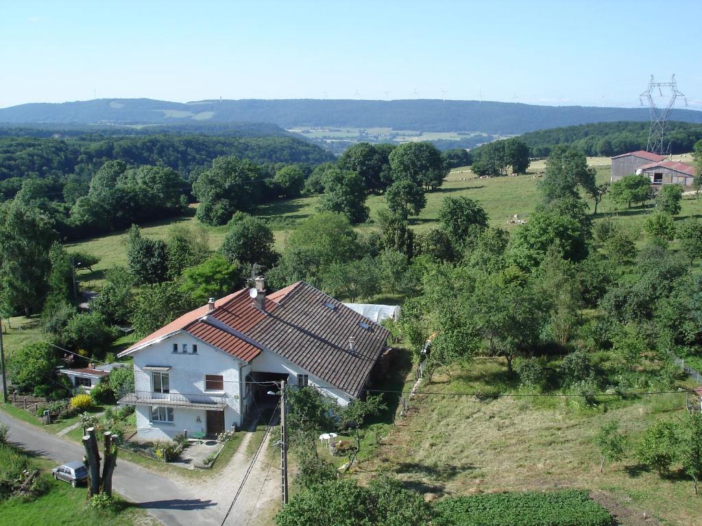 Biały dom z czerwonym dachem na wzgórzu w obiekcie gite Loca w mieście Provenchère