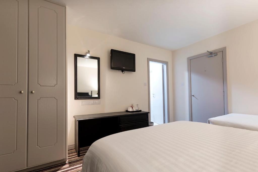 Postel nebo postele na pokoji v ubytování Ivy Tower Hotel