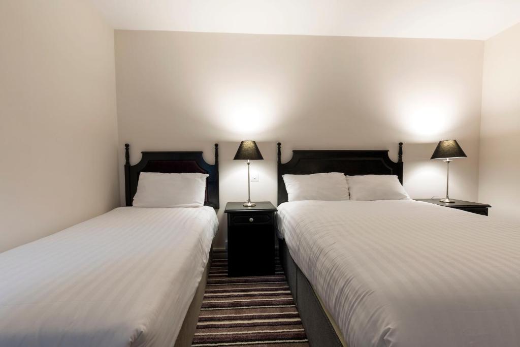 Postel nebo postele na pokoji v ubytování Ivy Tower Hotel