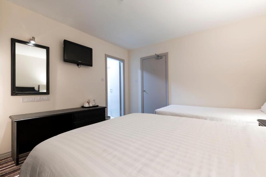 Postel nebo postele na pokoji v ubytování Ivy Tower Hotel