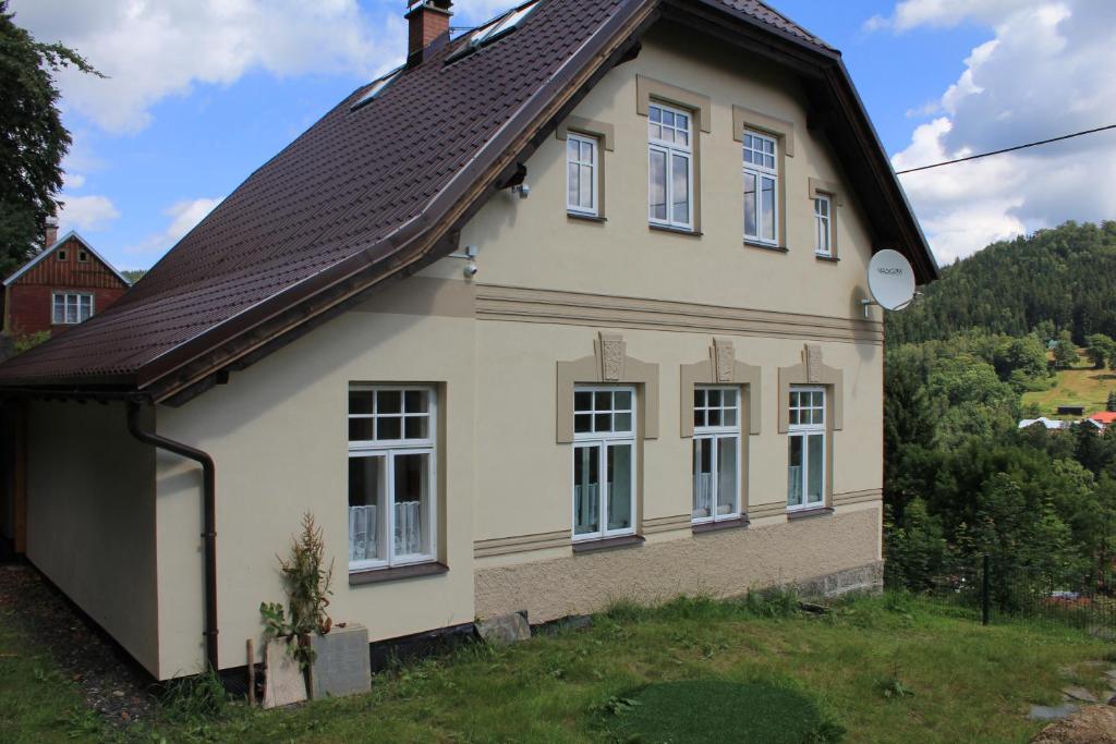 ein weißes Haus mit braunem Dach in der Unterkunft Ašika in Josefův Důl u Jablonce nad Nisou