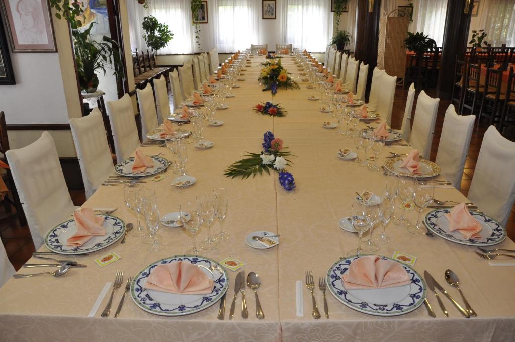 Restaurace v ubytování Hotel Castillo d'Acher