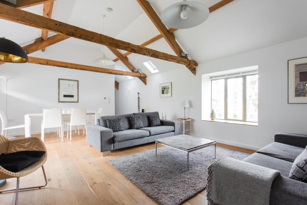 ランダバリーにあるOwl Barn at Penygaer Great views of Brecon Beaconsのソファとテーブルのあるリビングルーム