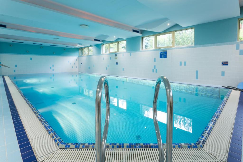 Bazén v ubytovaní Apartament Pomarańczowy z basenem i sauną alebo v jeho blízkosti