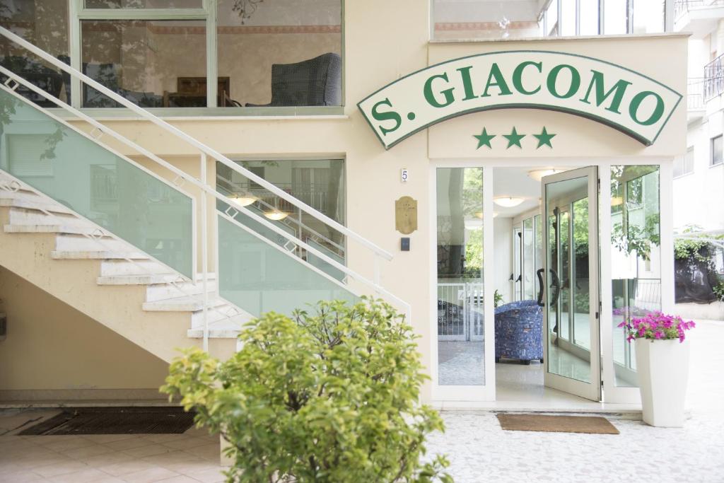 un frente de tienda con una señal que lee s st claironna en Hotel San Giacomo, en Cesenatico