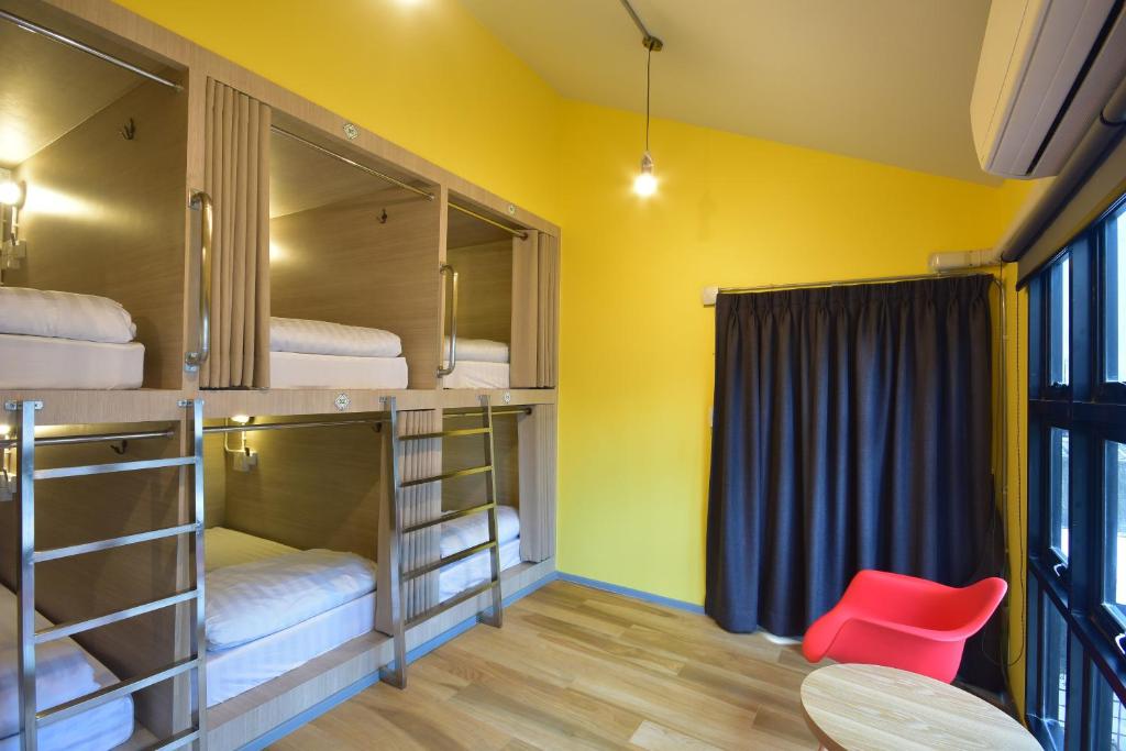 Postel nebo postele na pokoji v ubytování The Chatbox Silom Hostel