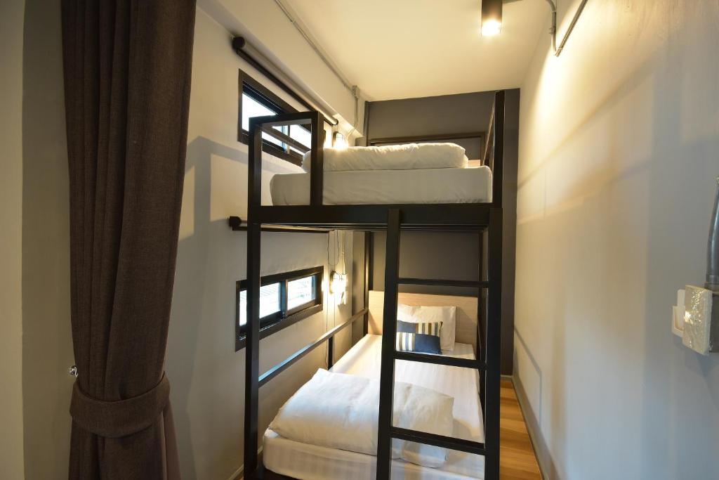 Postel nebo postele na pokoji v ubytování The Chatbox Silom Hostel