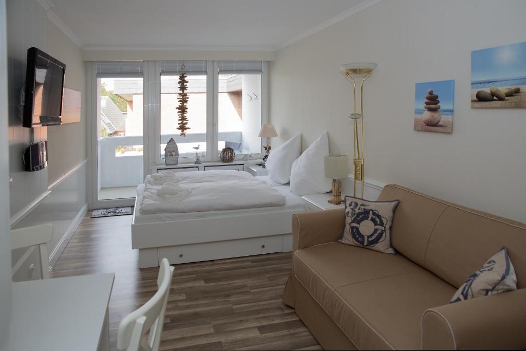 a living room with a bed and a couch at Seewind in Sankt Peter-Ording