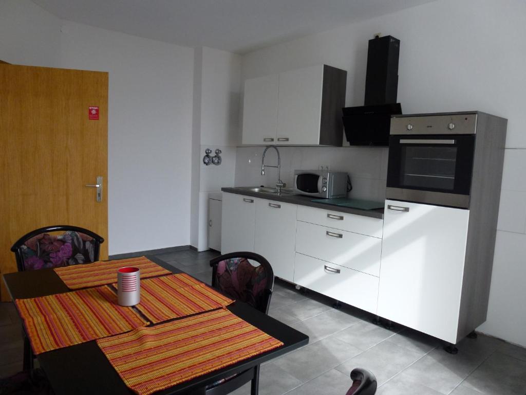 Kuchyň nebo kuchyňský kout v ubytování Hotel Wildunger Hof mit Gemeinschaftsküche