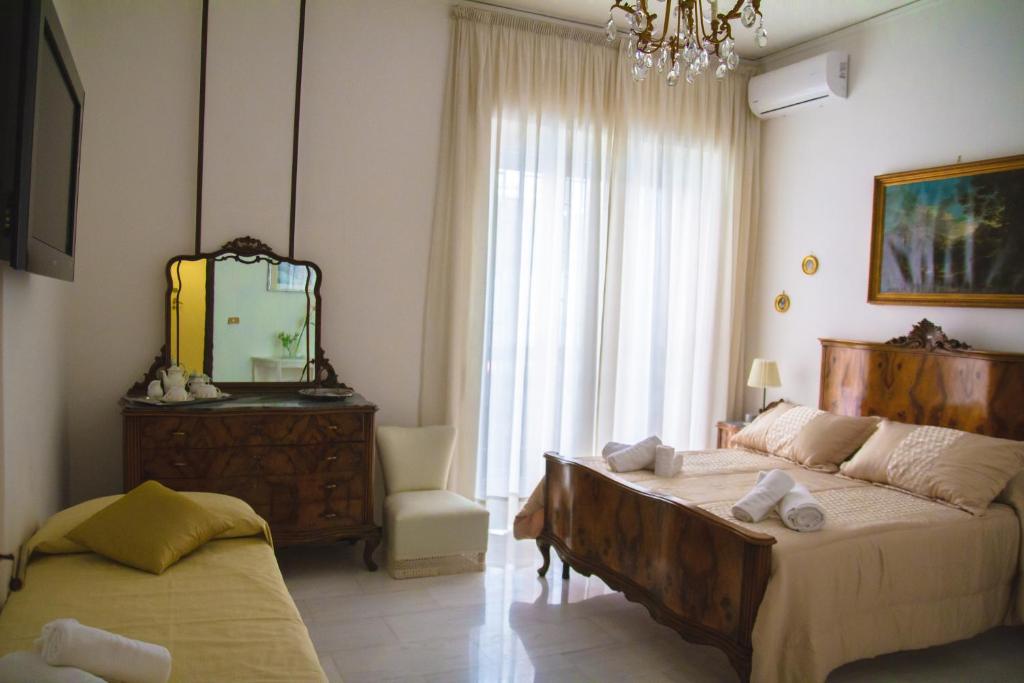 ナポリにあるHappy Rooms in Easy Houseのベッドルーム1室(ベッド1台、ドレッサー、鏡付)