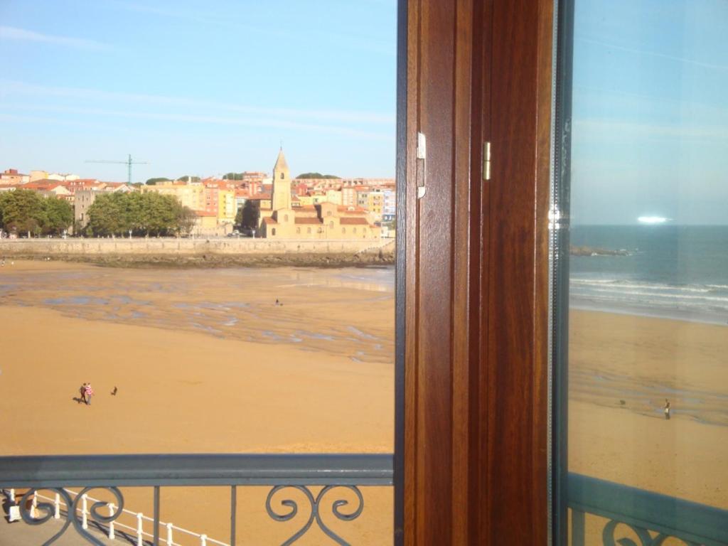 ヒホンにあるVivienda en Gijon frente al marの窓からビーチの景色を望めます。